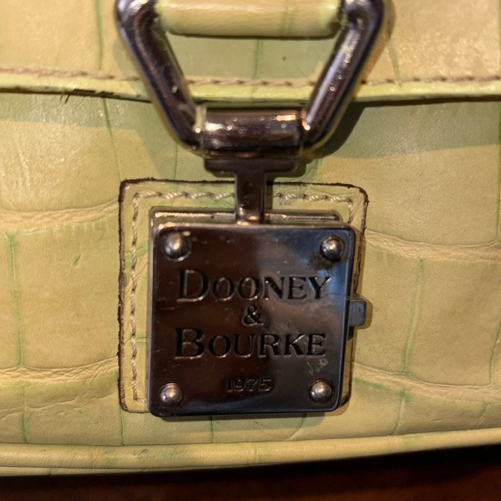 Dooney & Bourke  Vintage  alligator Satchel  Leather  Lt. Green  Front pocket